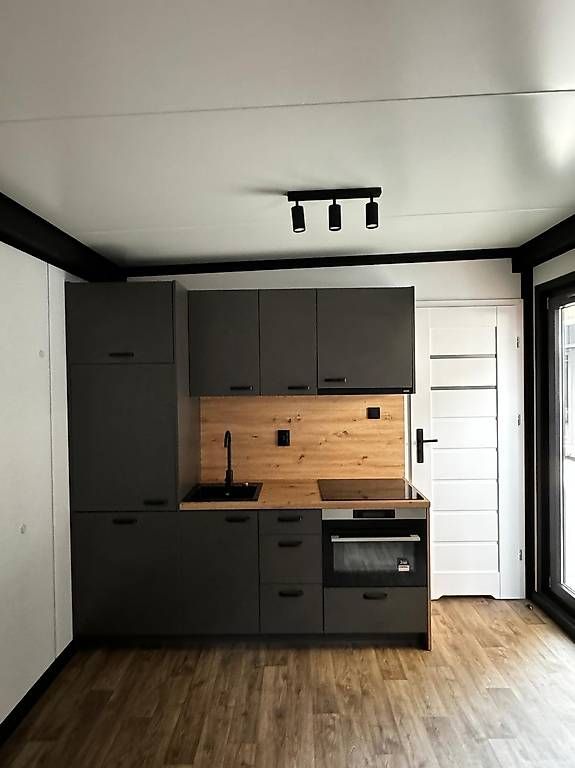 Mini-Espace  3×13 m – Conteneur Rénové avec Style de 3,0 m x 13,0 m